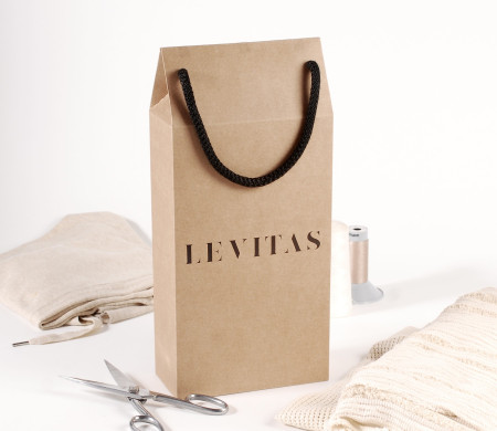 Geschenkbox mit Griffen für Kleidung Geschenkbox mit Griffen für Kleidung