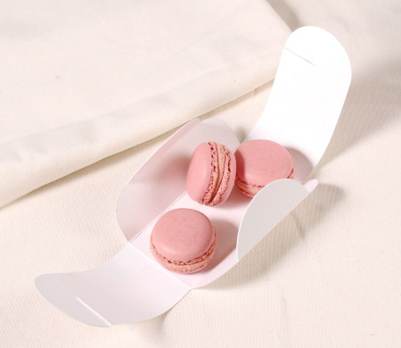 Bedruckte Schachtel für zwei Macarons. Bedruckte Schachtel für zwei Macarons.