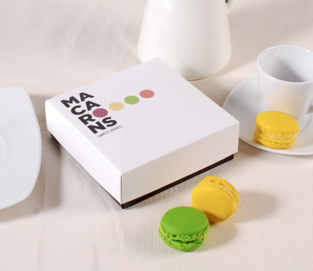 Quadratische Schachtel zum Verschenken von Macarons.