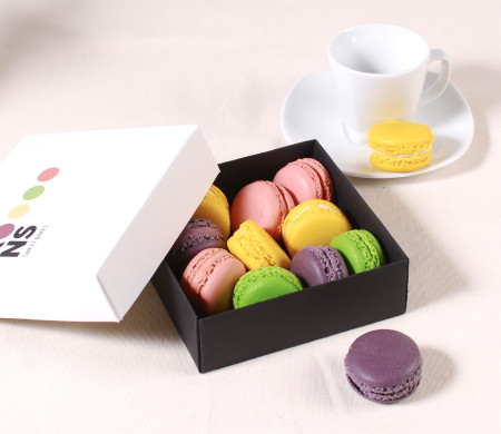 Quadratische Schachtel zum Verschenken von Macarons. Quadratische Schachtel zum Verschenken von Macarons.
