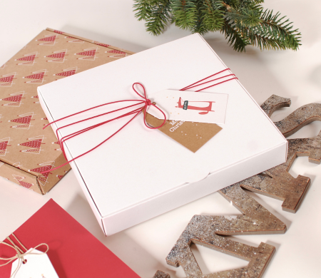 Weiße Schachtel für Weihnachtsgeschenke