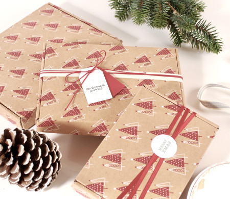 Flacher Versandkarton mit weihnachtlichem Aufdruck