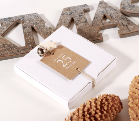 Flache Pappschachtel mit Weihnachtsdekoration