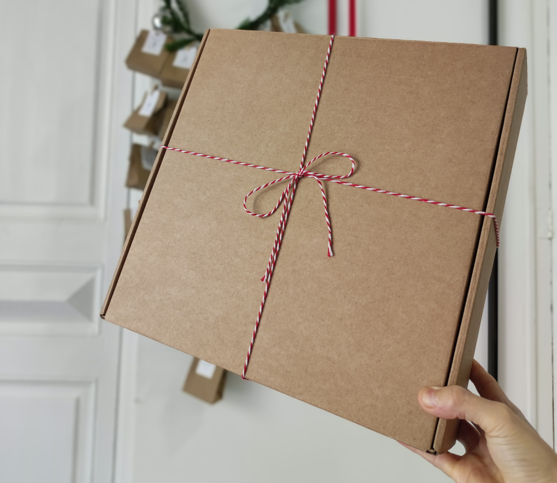 Versandkarton mit Weihnachtsdekoration 