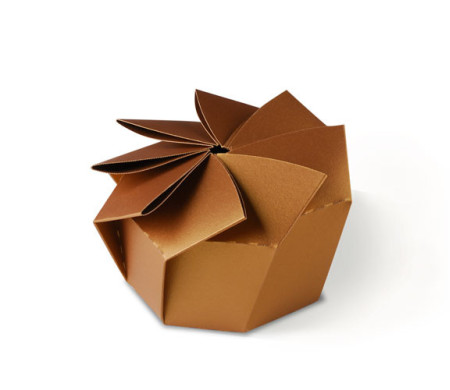 Originelle Geschenkschachtel mit blumenförmiger Faltung.