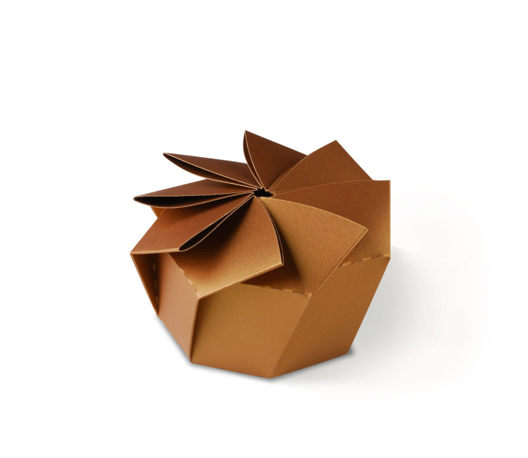 Originelle Geschenkschachtel mit blumenförmiger Faltung. Originelle Geschenkschachtel mit blumenförmiger Faltung.