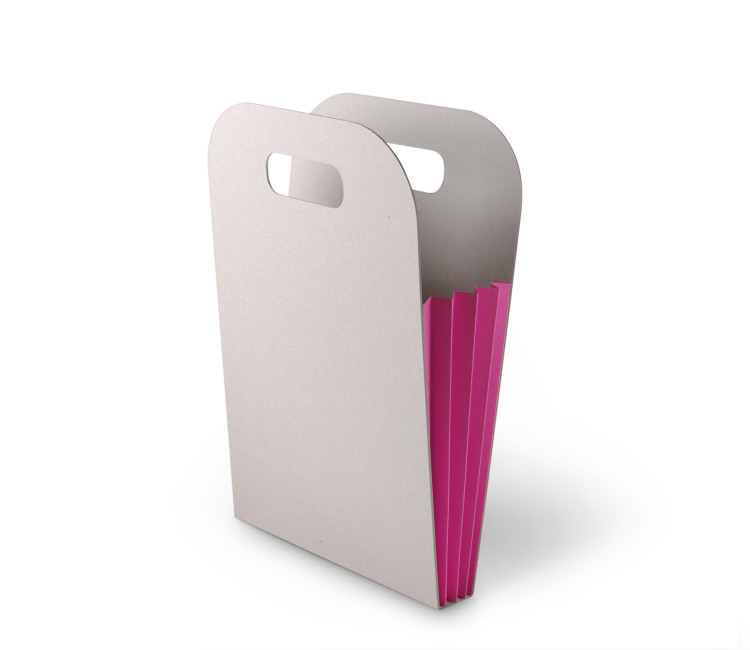 Originelle Kartontasche mit farbigen Seitenfalten Originelle Kartontasche mit farbigen Seitenfalten