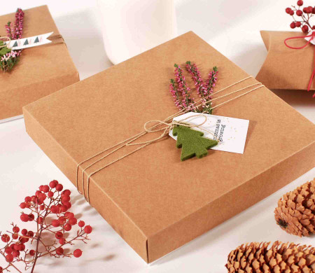 Flacher Geschenkkarton mit Weihnachtsdekoration