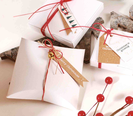 Geschenkkarton mit Weihnachtsdekoration