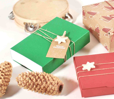 Kleine Pappschachtel mit Weihnachtsschmuck