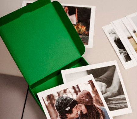 Grüne Schachtel für Polaroids