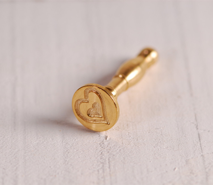 Siegelstempel aus Metall mit Herzmotiv