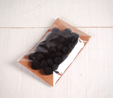 Weiße und schwarze Pompons
