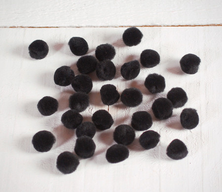 Weiße und schwarze Pompons