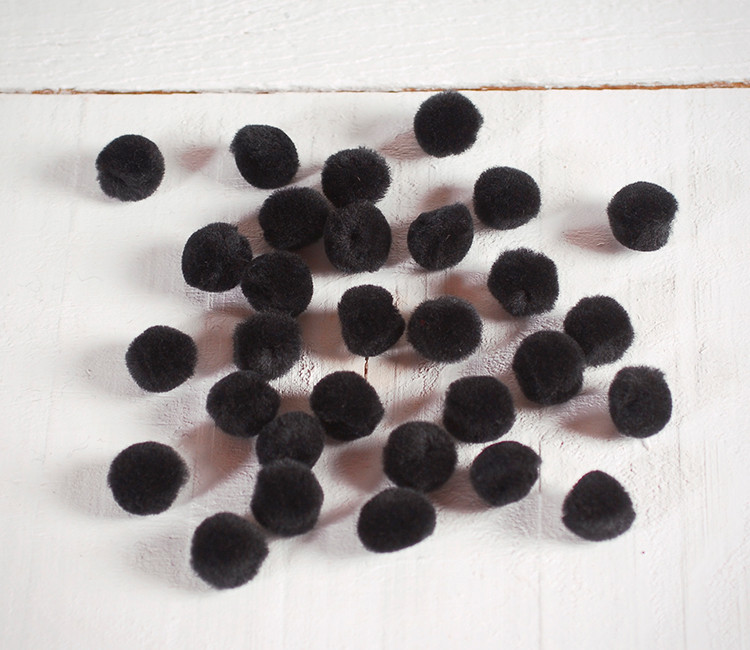 Weiße und schwarze Pompons