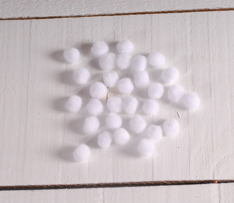 Weiße und schwarze Pompons