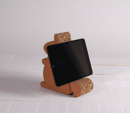 Originelle Halterung für iPad aus Karton in Form eines Eichhörnchens