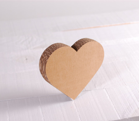 Herz aus Karton. Ein Geschenk voller Liebe