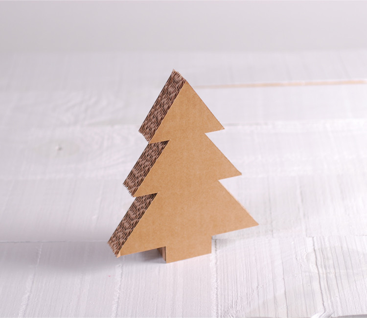 Weihnachtsbaum aus Karton zum Dekorieren.