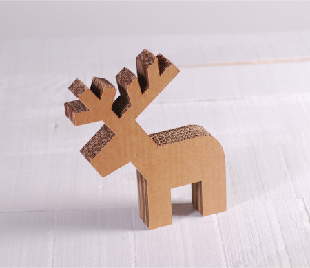 Rentier aus Karton zum Dekorieren an Weihnachten