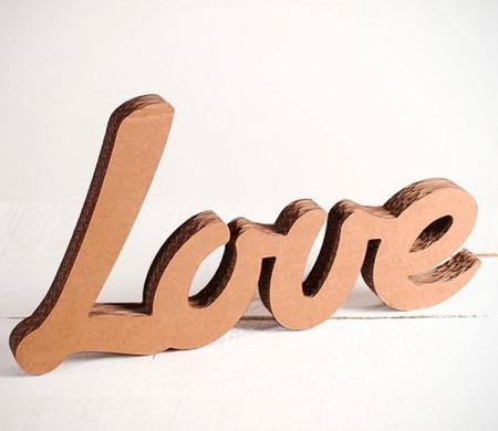 Love in Buchstaben aus Karton