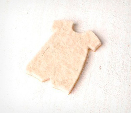 Jungenanzug. Filzschmuck für Babygeschenke.