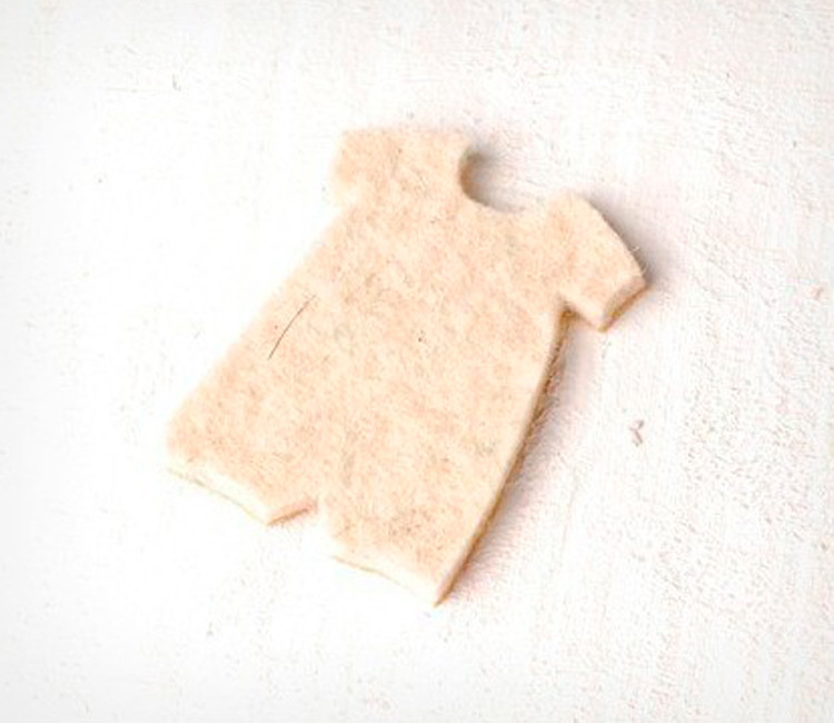 Jungenanzug. Filzschmuck für Babygeschenke.