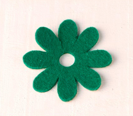 Gänseblümchen aus Filz zum Dekorieren von originellen Geschenken