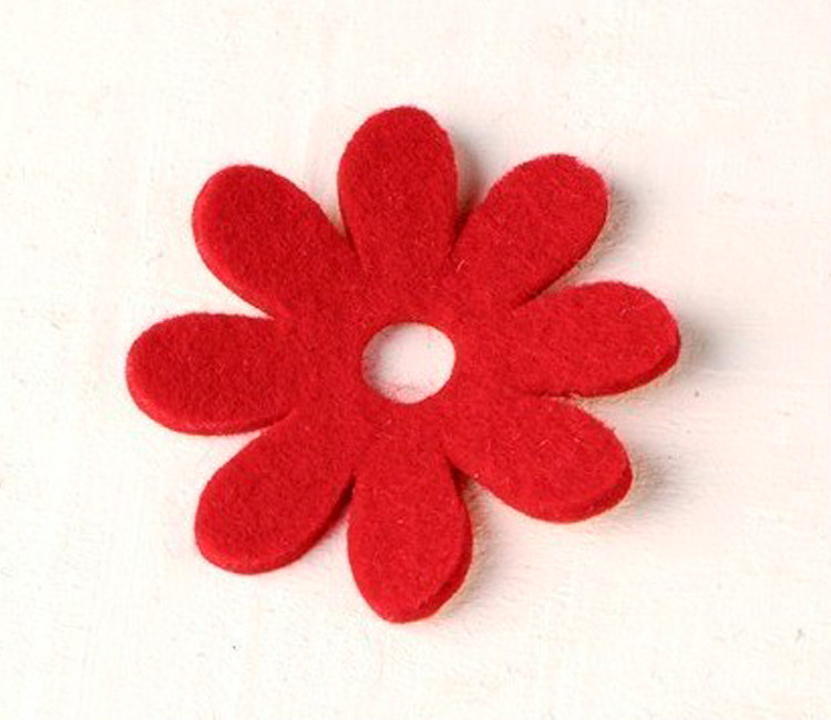 Gänseblümchen aus Filz zum Dekorieren von originellen Geschenken