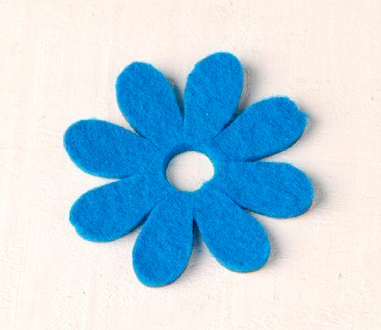 Gänseblümchen aus Filz zum Dekorieren von originellen Geschenken