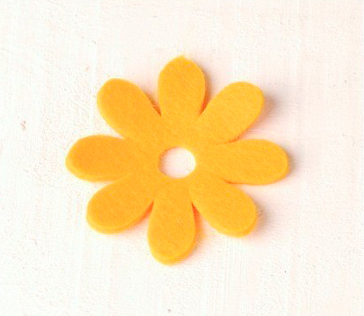 Gänseblümchen aus Filz zum Dekorieren von originellen Geschenken
