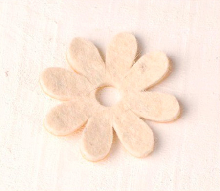 Gänseblümchen aus Filz zum Dekorieren von originellen Geschenken