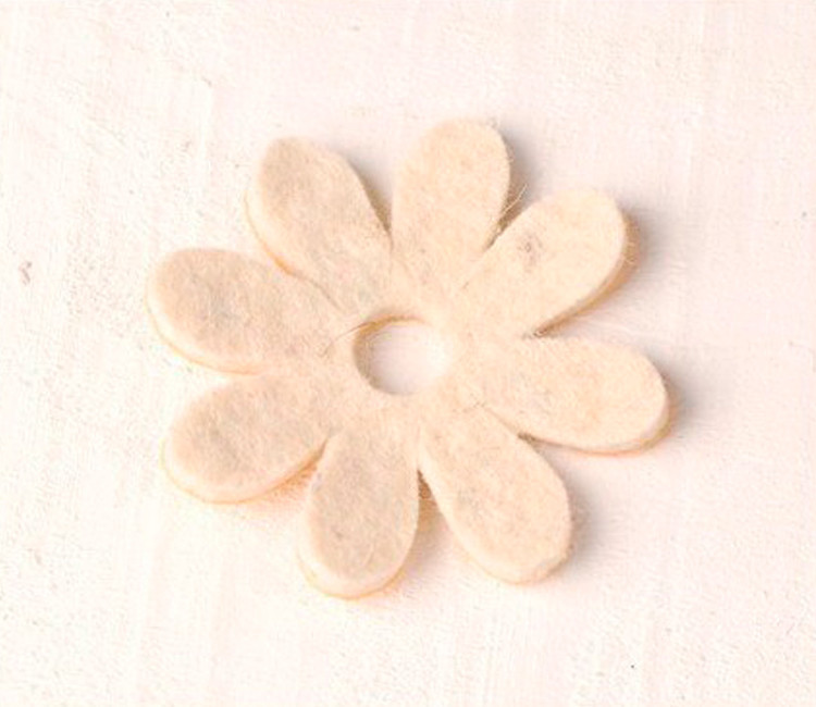 Gänseblümchen aus Filz zum Dekorieren von originellen Geschenken