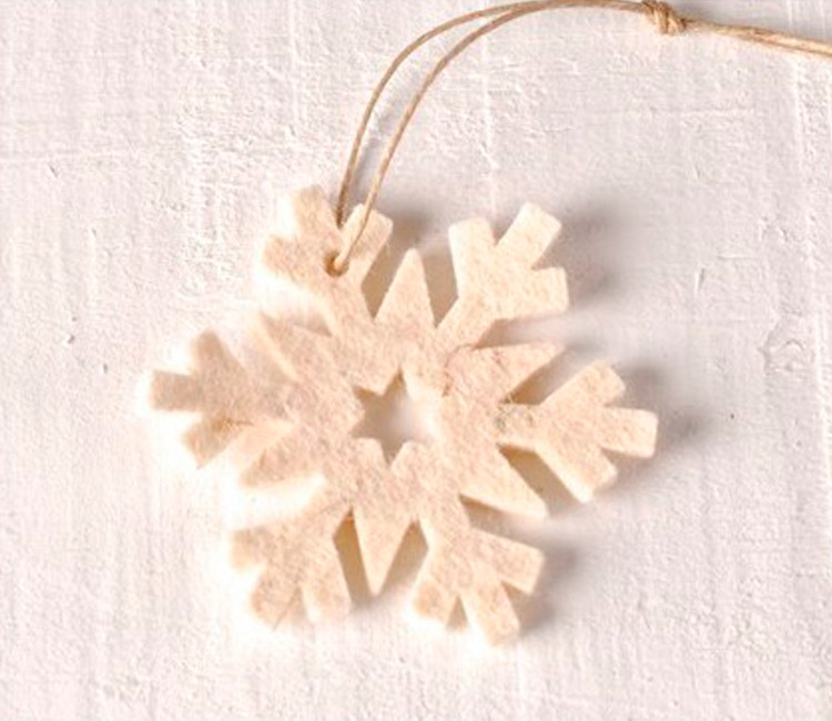 Filz-Schneeflocke zum Dekorieren von Geschenken.