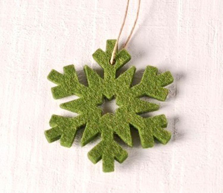 Filz-Schneeflocke zum Dekorieren von Geschenken.