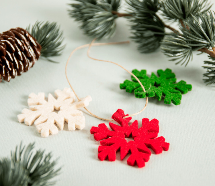 Filz-Schneeflocke zum Dekorieren von Geschenken.