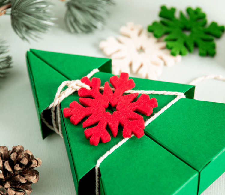 Filz-Schneeflocke zum Dekorieren von Geschenken.
