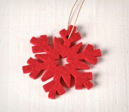 Filz-Schneeflocke zum Dekorieren von Geschenken.