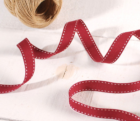 Rotes Grosgrain-Band für Geschenkverpackungen.