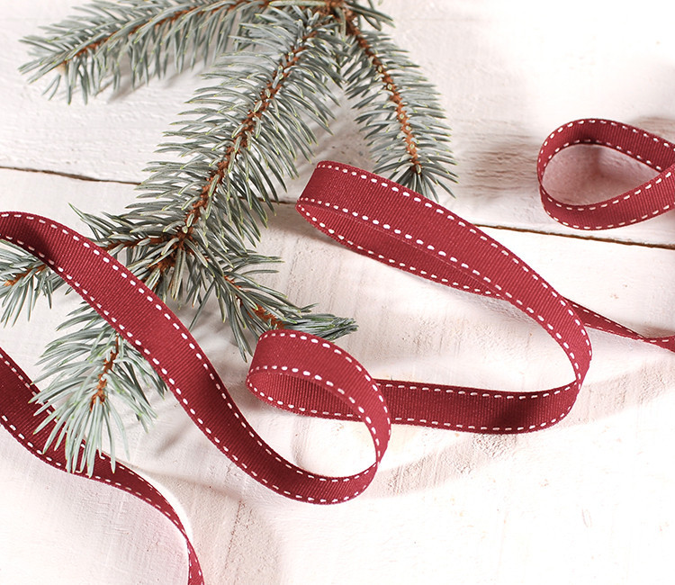 Rotes Grosgrain-Band für Geschenkverpackungen. Rotes Grosgrain-Band für Geschenkverpackungen.