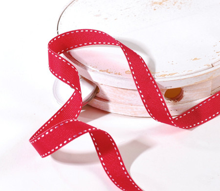 Rotes Grosgrain-Band für Geschenkverpackungen.