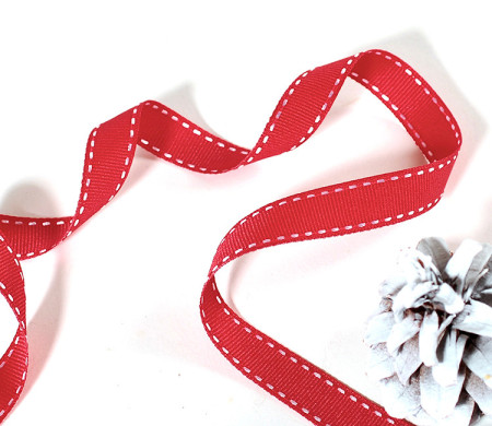 Rotes Grosgrain-Band für Geschenkverpackungen.