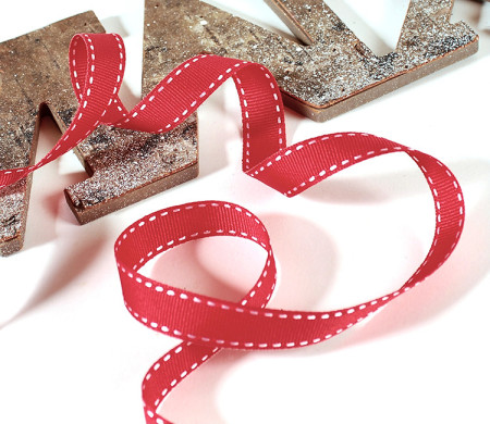 Rotes Grosgrain-Band für Geschenkverpackungen.