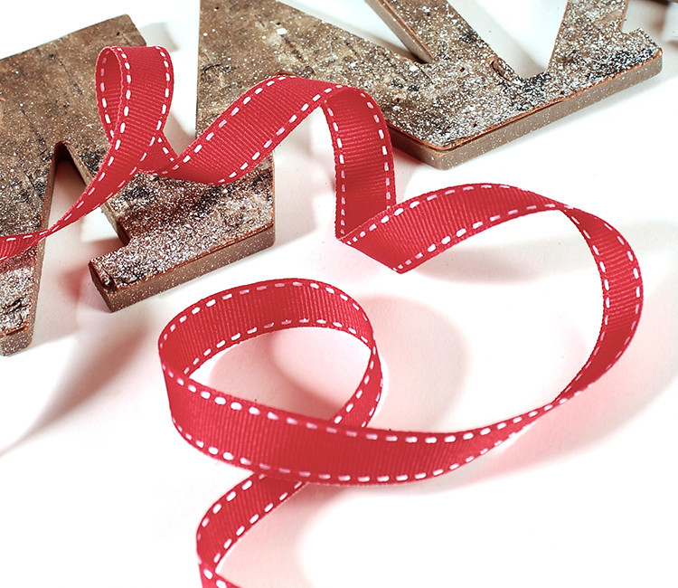 Rotes Grosgrain-Band für Geschenkverpackungen. Rotes Grosgrain-Band für Geschenkverpackungen.