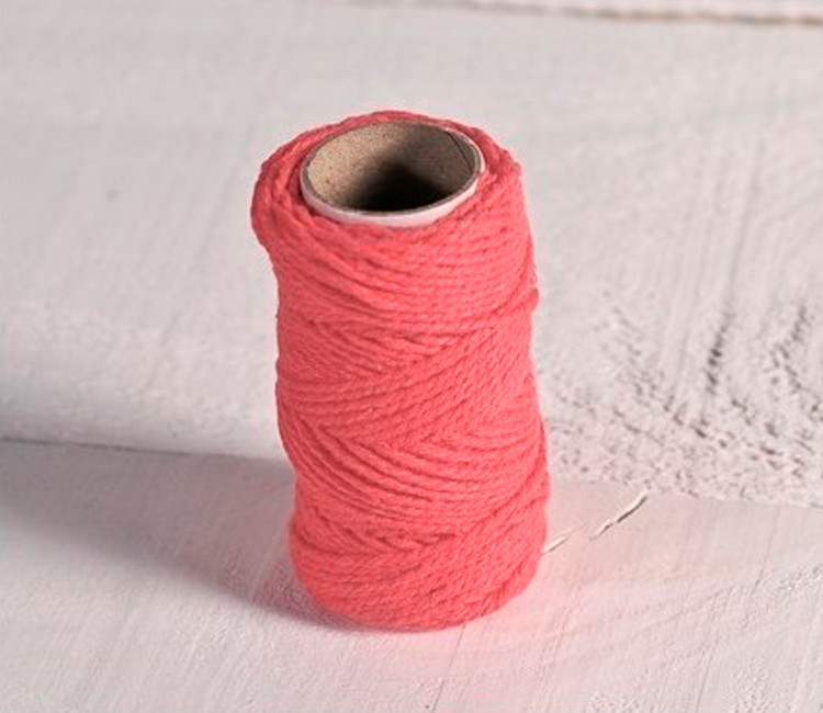 Schnur in korallenrot zum Dekorieren von Geschenken Schnur in korallenrot zum Dekorieren von Geschenken