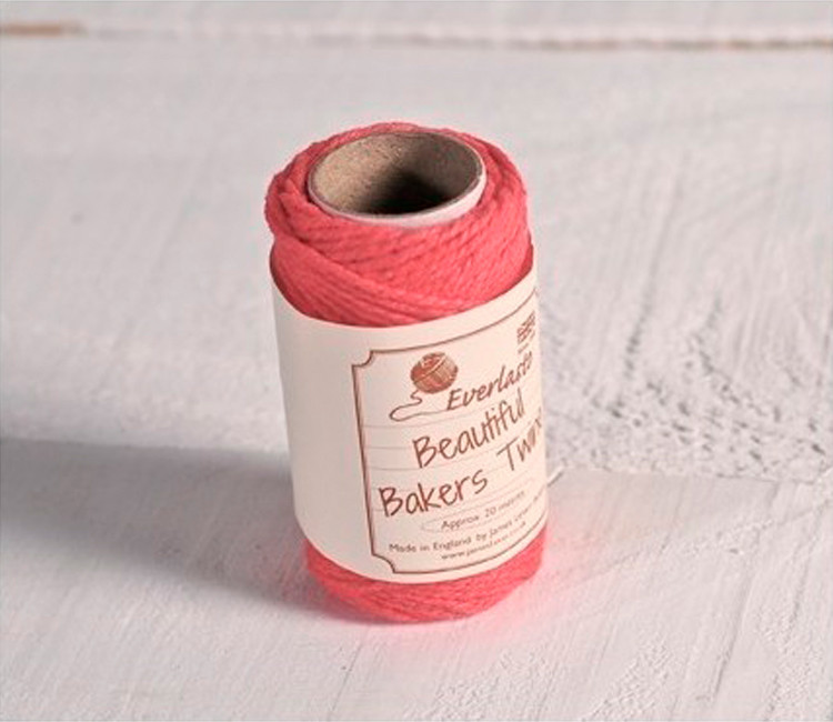 Schnur in korallenrot zum Dekorieren von Geschenken Schnur in korallenrot zum Dekorieren von Geschenken