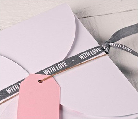 „With love“-Geschenkband für romantische Geschenke.