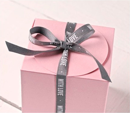 „With love“-Geschenkband für romantische Geschenke.