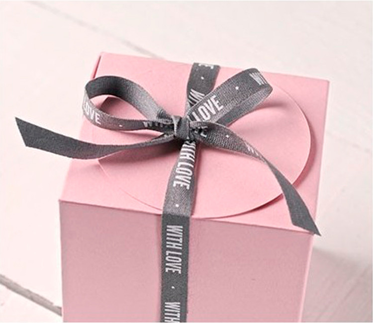 „With love“-Geschenkband für romantische Geschenke. „With love“-Geschenkband für romantische Geschenke.