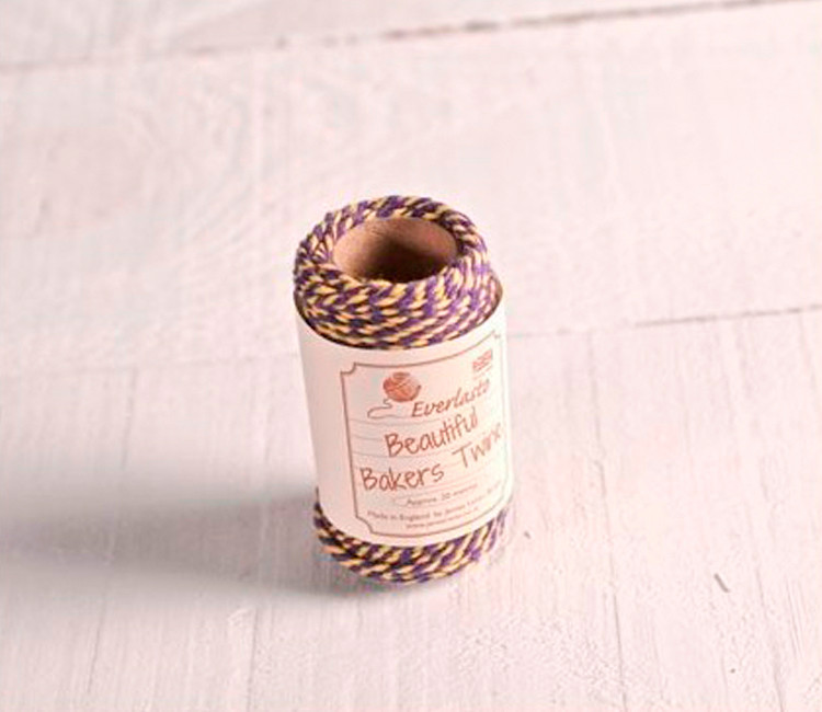 Zweifarbiges Bäckergarn zur Dekoration von Geschenken.
